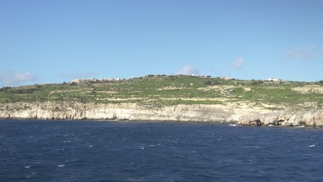 Navegando-En-El-Azul-Profundo-Del-Mar-Mediterráneo-En-Un-Día-Soleado-En-Malta