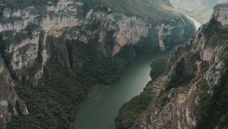 Hohe-Bergwände-Mit-üppiger-Vegetation-Am-Sumidero-Canyon-Im-Bundesstaat-Chiapas,-Südmexiko