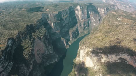 Largo-Río-Reveló-Enormes-Acantilados-Del-Cañón-Del-Sumidero-En-Chiapas,-México