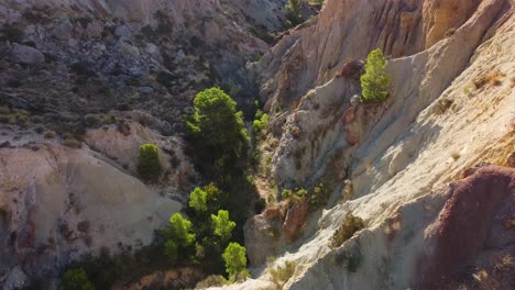 Zerklüftete-Schluchten-Und-Farbenfrohe-Geologische-Formationen-Bilden-Das-Monnegre-Gebiet-Der-Provinz-Alicante-In-Ostspanien---Luftüberführung