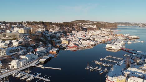 Boote,-Die-An-Einem-Sonnigen-Wintertag-In-Norwegen-Im-Jachthafen-Von-Kragerø-Festgemacht-Sind