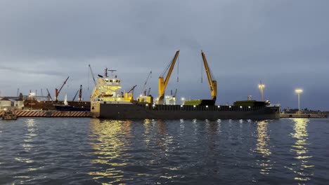 Heavy-machinery-for-unlouading-ships-at-the-sea-at-Puerto-de-Veracruz,-Mexico