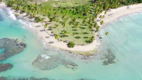 Tropischer-Strand-Mit-Klarem-Blauem-Meer-Im-Sommer---Playa-Costa-Esmeralda-In-Miches,-Dominikanische-Republik