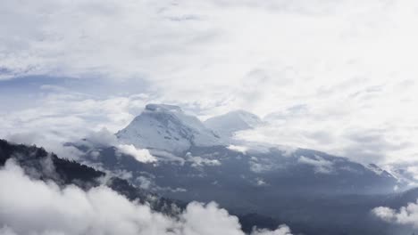 Montaña-Huascaran-Entre-Nubes-Bajando,-Ancash-Peru---4k