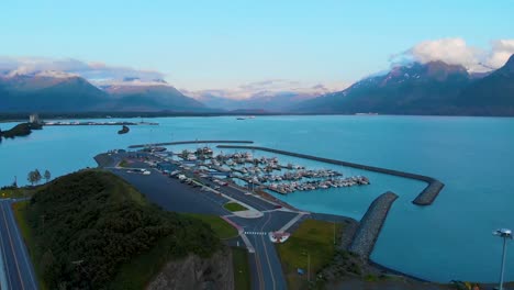 4K-Drohnenvideo-Des-Kommerziellen-Bootshafens-Von-Valdez-In-Valdez,-Alaska,-Während-Eines-Sonnigen-Sommertages