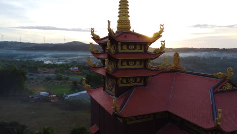Primer-Plano-Aéreo-Al-Atardecer-De-La-Pagoda-Detallada-De-Un-Templo-Budista-Zen-Monasterio-Chùa-Thiện-Quang-En-Vietnam
