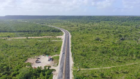 Veron-Bavaro-Umgehungsstraße-überqueren-Grünfläche,-Dominikanische-Republik