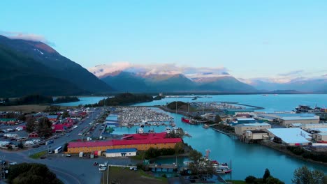 4K-Drohnenvideo-Von-Fischerbooten-Im-Hafen-Von-Valdez-In-Valdez,-Alaska,-An-Sonnigen-Sommertagen
