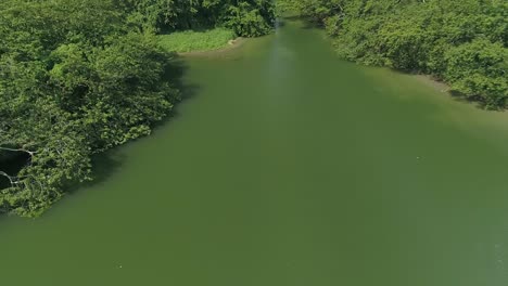 Drohne-Fliegt-Auf-Flussgewässern-Des-Humedales-Del-Ozama-Nationalparks-In-Der-Dominikanischen-Republik