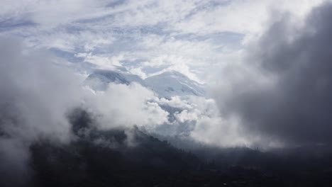 Montaña-Huascaran-Entre-Nubes-Subiendo,-Ancash-Peru---4k
