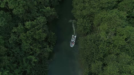 Touristenboot-Auf-Dem-Fluss,-Der-Den-Nationalpark-Humedales-Del-Ozama-In-Der-Dominikanischen-Republik-überquert