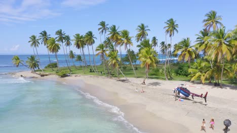 Turistas-Y-Helicóptero-En-Playa-Costa-Esmeralda-En-Verano-En-Miches,-República-Dominicana