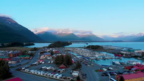 4K-Drohnenvideo-Von-Booten-Und-Schiffen-Im-Kommerziellen-Bootshafen-Von-Valdez-In-Valdez,-Ak-Während-Eines-Sonnigen-Sommertages