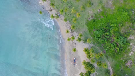 Hubschrauber-Am-Karibischen-Strand-Von-Esmeralda,-Miches-In-Der-Dominikanischen-Republik