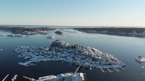 Verschneite-Gemeinde-Auf-Der-Insel-Oya-Mit-Steg-Im-Winter-In-Norwegen