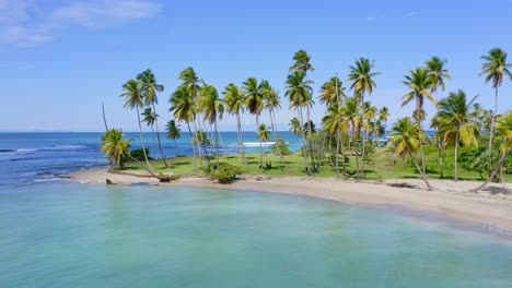 Playa-Costa-Esmeralda-Con-Palmeras-Tropicales-En-Sumer-En-Miches,-Republica-Dominicana