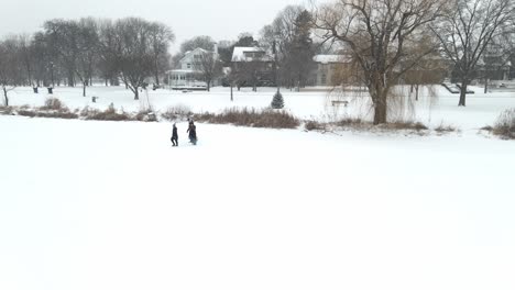 Personas-Caminando-En-El-Parque-Durante-Una-Tormenta-De-Nieve-En-Invierno