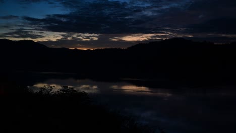 Der-Mekong-fluss-Zeigt-Einen-Fortschreitenden-Sonnenuntergang,-Der-In-Einem-Zeitraffer-An-Der-Grenze-Zwischen-Thailand-Und-Laos-Aufgenommen-Wurde