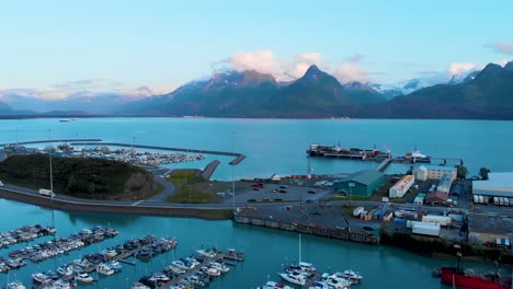 Video-De-Drones-De-4k-De-Port-Valdez-En-Valdez,-Alaska-Durante-Un-Día-Soleado-De-Verano