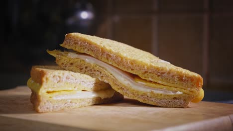 Frisches-Ei-Und-Käse-Toast-Auf-Holzbrett-Essfertig