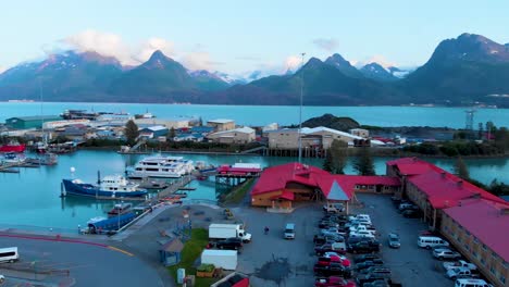 Video-De-Drones-De-4k-De-La-Estación-De-Guardacostas-Estadounidense-En-El-Puerto-De-Botes-De-Valdez-En-Valdez,-Alaska-Durante-El-Día-Soleado-De-Verano