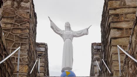 Acercar-A-Estatua-De-Jesus-Cementerio-Yungay,-Ancash-Peru---4k