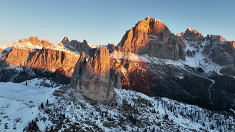 5-Torri-Und-Tofana-In-Den-Italienischen-Dolomiten-Bei-Sonnenaufgang-Im-Winter