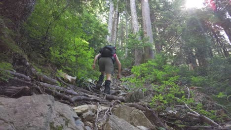 Hombre-Escalando-Una-Montaña-Empinada,-Monte-5040,-Isla-De-Vancouver,-Canadá