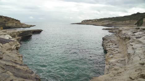 Playa-De-Il-kalanka-En-Malta-Con-Mar-Mediterráneo-En-Calma-En-Un-Día-Nublado-En-Invierno