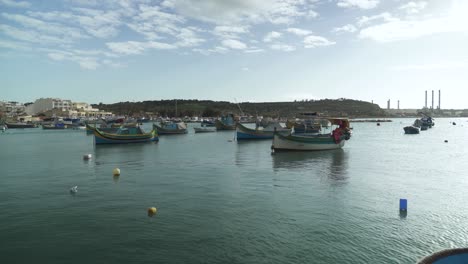 Viele-Schöne-Holzboote,-Die-Am-Wintertag-In-Malta-In-Der-Bucht-Von-Marsaxlokk-Schwimmen
