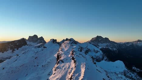 Paisaje-De-Montaña-De-Invierno-En-Los-Dolomitas-Al-Amanecer