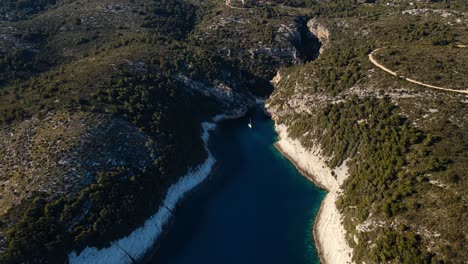 Ein-Blick-Aus-Der-Vogelperspektive-Auf-Den-Strand-Bucht-Von-Stiniva-Strand-Der-Adria,-Insel-Vis,-Dalmatien,-Kroatien