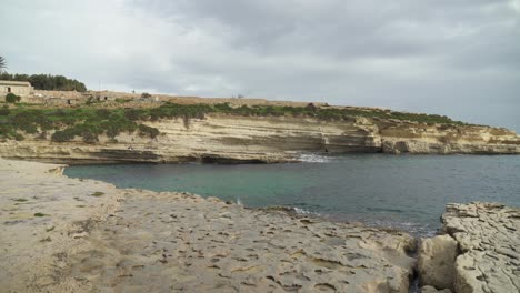 Panorama-De-La-Larga-Y-Remota-Playa-De-Piedra-Il-kalanka-En-Malta