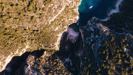 Ein-Blick-Aus-Der-Vogelperspektive-Auf-Den-Strand-Stiniva,-Geologiewunder-Auf-Der-Insel-Vis,-Dalmatien,-Kroatien