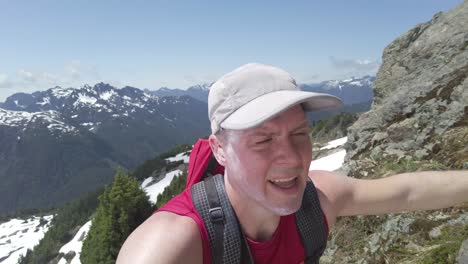 Hombre-Escalando-Una-Montaña-Empinada,-Monte-5040,-Isla-De-Vancouver,-Canadá