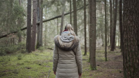 SLOW-MOTION:-Young-woman-enjoys-her-walk-in-the-forest