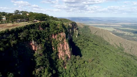 Weitschwenken-Friedlicher-Berge-Bei-Chapada-Dos-Guimaraes-In-Mato-Grosso-Brasilien