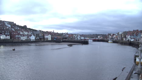 Whitby,-North-York-Moors,-Morgendämmerung-Am-Hafen,-Boote---4k-Prores-422hq,-Bmpcc-Clip-5