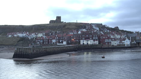 Whitby,-North-York-Moors,-Morgendämmerung-Am-Hafen,-Boote---4k-Prores-422hq,-Bmpcc-Clip-2