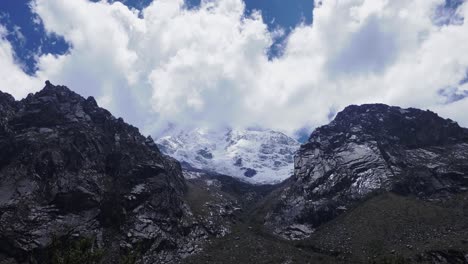 Schneebedeckte-Huascaran-bergseitenansicht,-Ancash,-Peru---Uhd