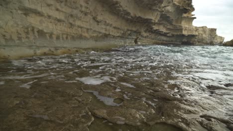 Schäumendes-Wasser-Des-Mittelmeers-Am-Kalanka-strand-In-Malta