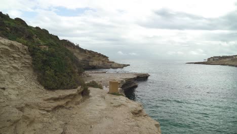Caminando-En-La-Playa-De-Il-kalanka-En-Malta-Con-Salpicaduras-De-Agua-Color-Turquesa-En-La-Bahía