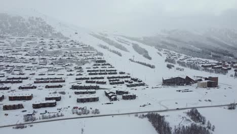 Am-Frühen-Morgen-In-Myrkdalen-Norwegen---Berühmtes-Skigebiet-Und-Bergdorf---Skilift-Läuft-Und-Autos-Beginnen-Anzukommen---Luftbild-überblick-über-Das-Schneebedeckte-Myrkdalen