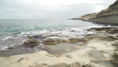 El-Mar-Mediterráneo-Baña-Las-Orillas-De-La-Playa-De-Piedra-Kalanka-En-Malta