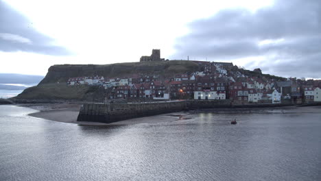 Whitby,-North-York-Moors,-Morgendämmerung-Am-Hafen,-Boote---4k-Prores-422hq,-Bmpcc-Clip-4