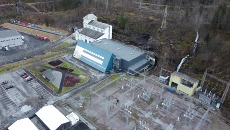 Wasserkraftwerk-Und-Trafostation-In-Dalekvam,-Norwegen---Gebäude-Der-Firma-BKK-Eviny---Rückwärtsbewegung-Aus-Der-Luft