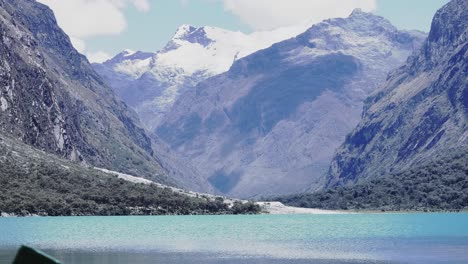 Llanganuco-See-Und-Schneebedeckter-Berg-Huascaran,-Ancash,-Peru---Uhd