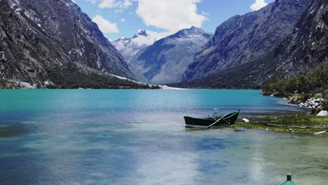 Llanganuco-lake,-boat-and-snow-capped-mountain-huascaran,-Ancash,-Peru---UHD