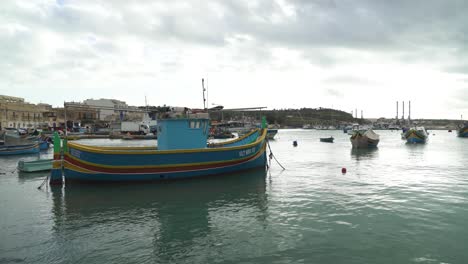 Mehrfarbige-Traditionelle-Maltesische-Fischerboote-Mit-Osiris-Augen-Im-Hafen-Von-Marsaxlokk