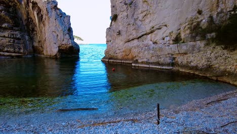 Handheld-shot-of-the-Stiniva-bay-beach-on-Vis-island,-Croatia